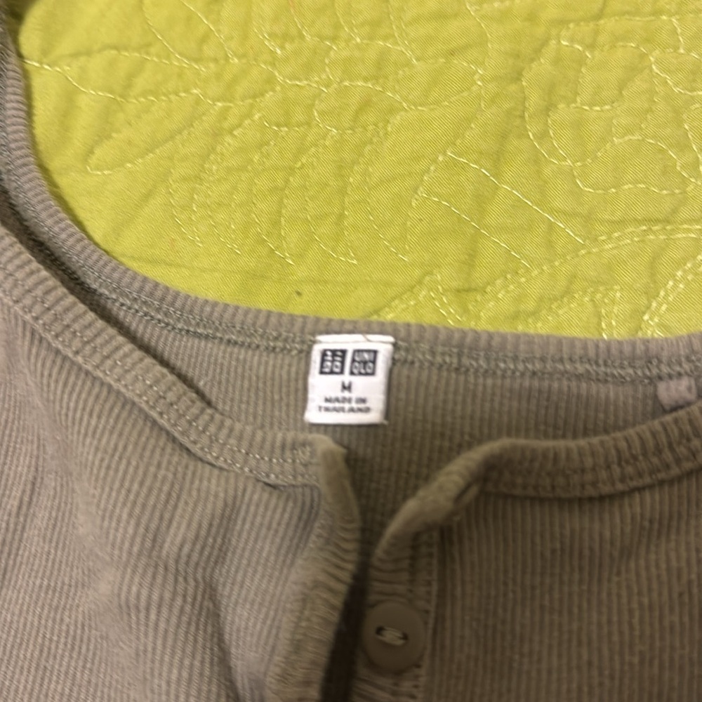 Uniqlo - Picture 2 of 2